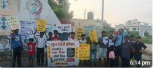 कैथल के बलराज नगर स्थित देवीगढ़ माध्यमिक स्कूल में स्कूल की बेहतरी तथा विद्यार्थियों के लिए मूलभूत सुविधाएं उपलब्ध करवाने की मांग को लेकर स्कूल बचाओ अभियान चलाया गया