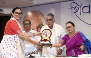 इन दोनों किताबों में स्त्री पात्र तो हैं पर ये स्त्री विमर्श नहीं रचती हैं। सविता पाठक का यह पहला उपन्यास है और इसको सम्मान मिलने का अर्थ है कि अभी भी गंभीर काम को चीन्हने वाले संपादक है। जब तक ऐसा है साहित्य और सरोकार की आवाज सुरक्षित है।