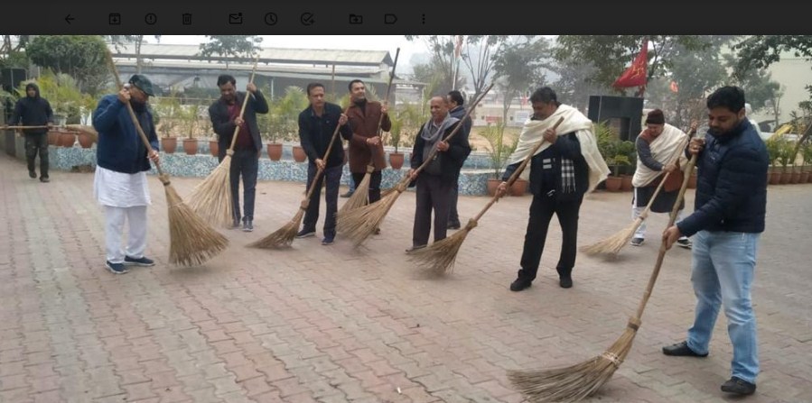 मेयर कुलभूषण गोयल ने लगाया झाड़ू और पानी से धोया गोधाम