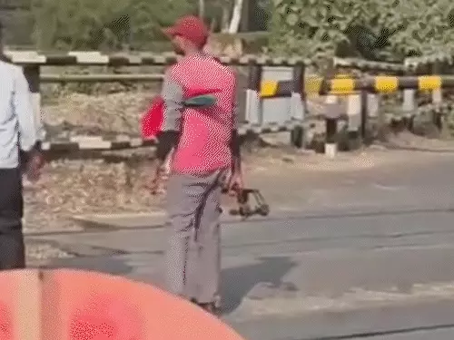 जहां सब्जी सस्ती मिले, वहीं ट्रेन खड़ी कर दो