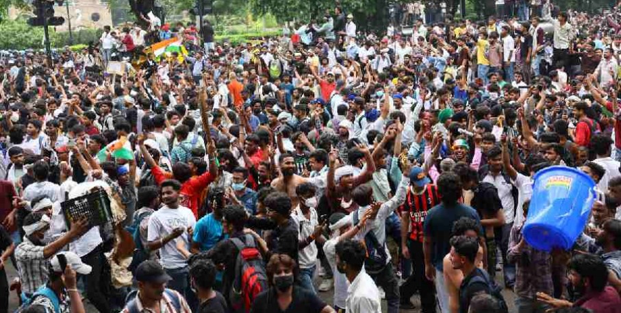 जंतर-मंतर और दूसरी जगहों पर मोदी सरकार के ख़िलाफ़ Gen-Z के विरोध-प्रदर्शनों ने न सिर्फ़ देश में सत्ता के गलियारों को हिलाकर रख दिया है, बल्कि मोदी की वैश्विक छवि में भी दरारें उजागर कर दी हैं।