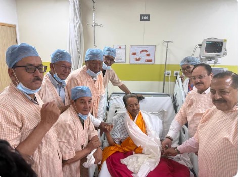 देर रात केंद्रीय मंत्री जेपी नड्डा और जितेंद्र सिंह गुरुग्राम के मेदांता अस्पताल पहुंचे और सोनम वांगचुक को जूस पिलाकर उनका अनशन तुड़वाया