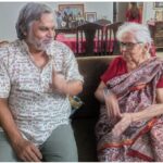 बच्चे अपने साथ उन्हें विदेश ले जाना चाहते थे पर वह नहीं गईं, बोलीं कि यहां की तो दीवारों में भी प्रिय की छुवन बसी हुई है