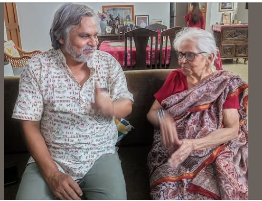 बच्चे अपने साथ उन्हें विदेश ले जाना चाहते थे पर वह नहीं गईं, बोलीं कि यहां की तो दीवारों में भी प्रिय की छुवन बसी हुई है